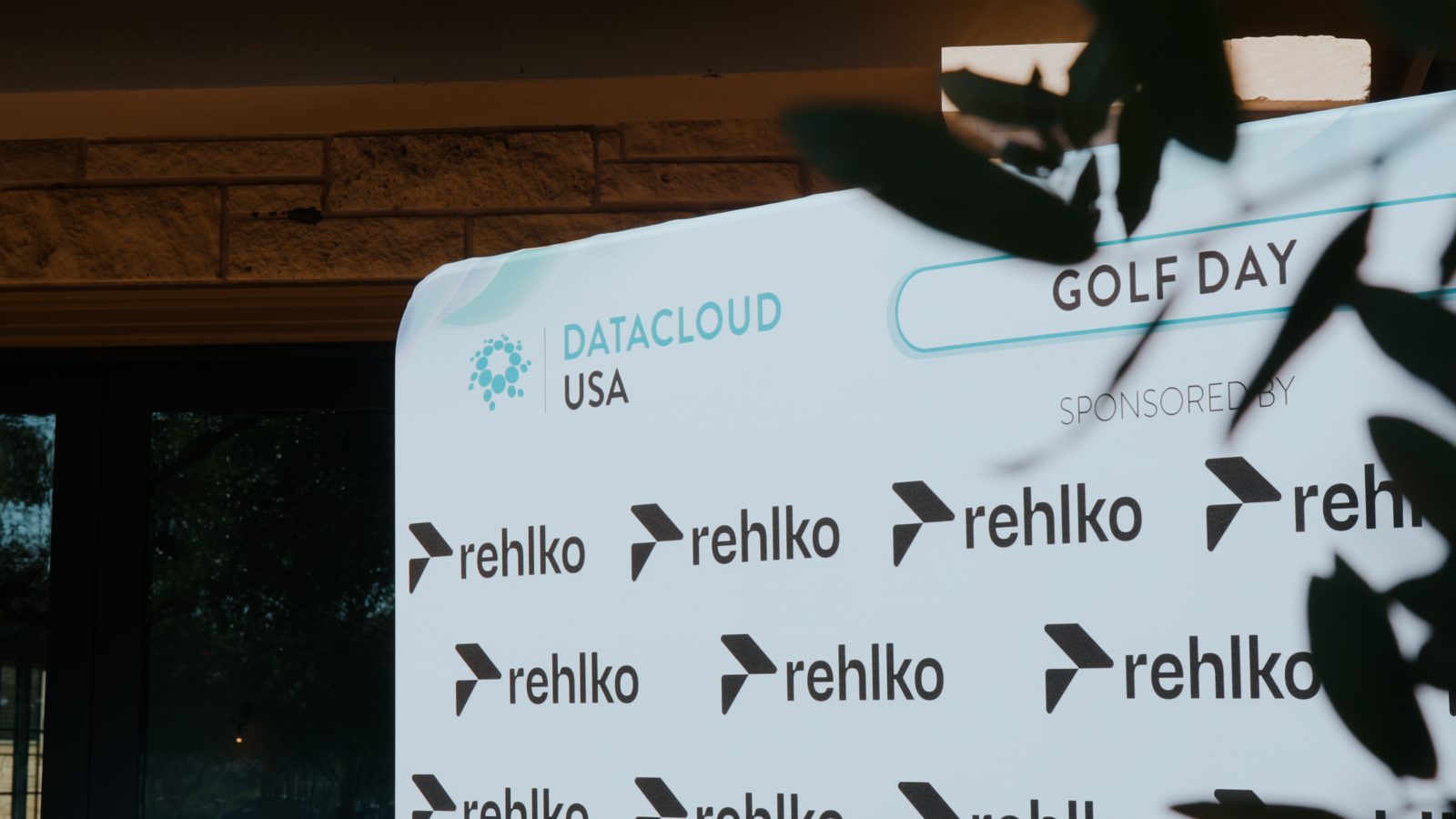 Datacloud USA and Metro Connect Fall golf day sponsor backdrop